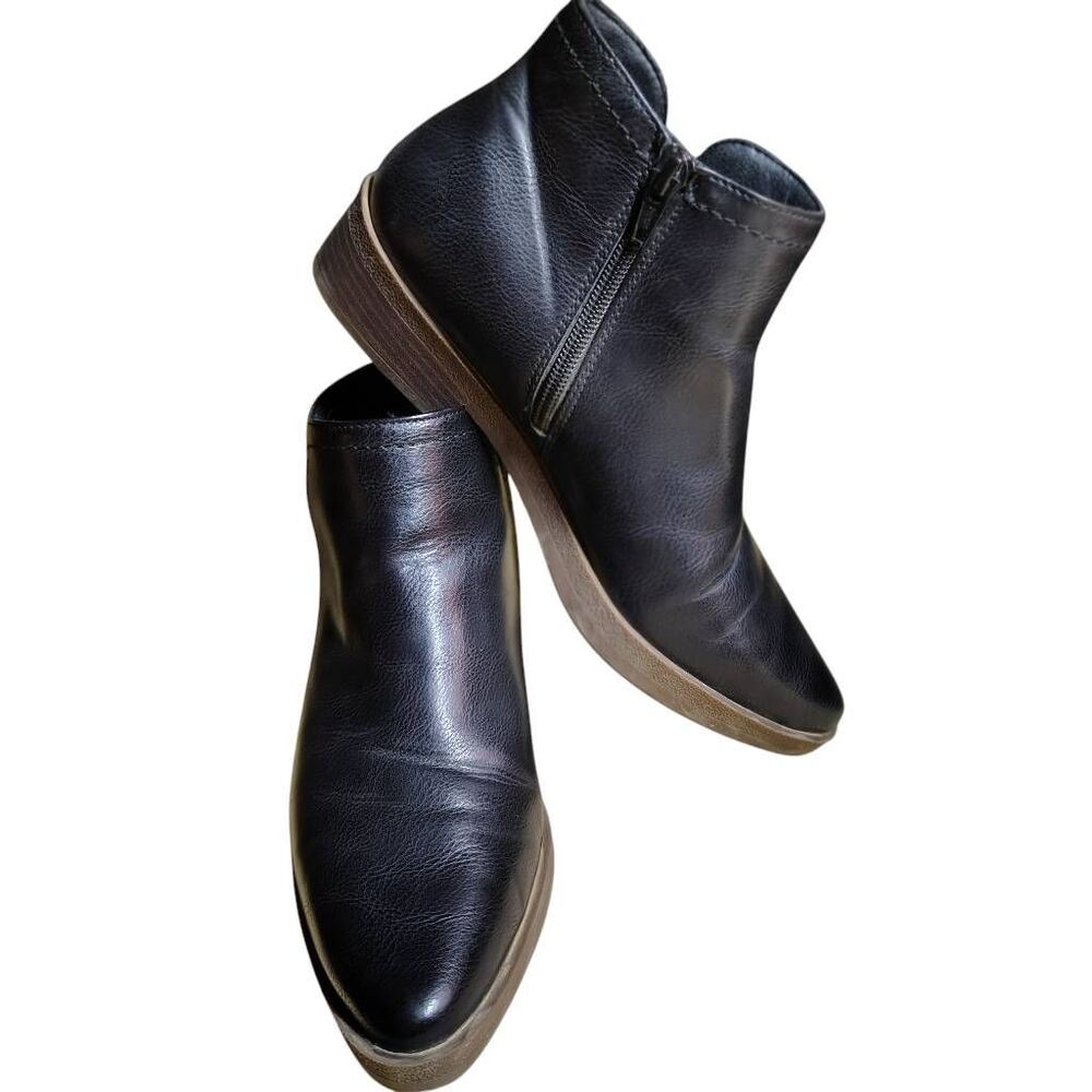 Frye & Co Ilisha black ankle boots / booties in women’s size 7.5 (7½M).